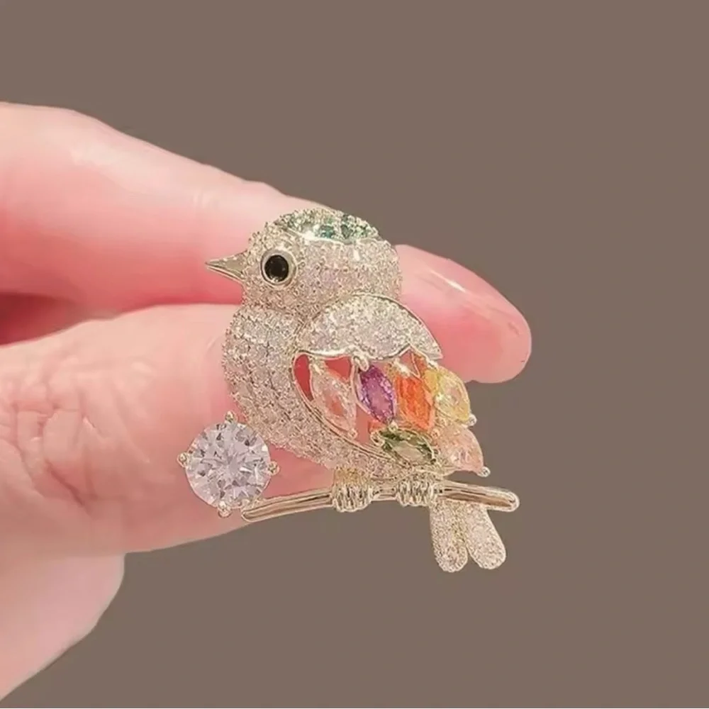 Beautiful bling, hummingbird brooch - Picture 1 of 1